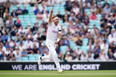 Stuart Broad mops up New Zealand tail to give England lead of 226