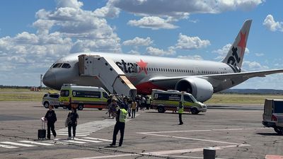 Jetstar passengers stranded on plane at Alice Springs Airport for more than six hours due to medical emergency