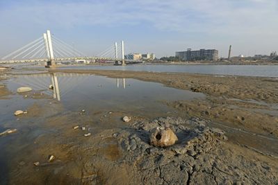 Levels of Iraq's Tigris and Euphrates plunge in south