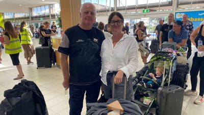 Hundreds of passengers stranded at Gold Coast Airport due to IT outage