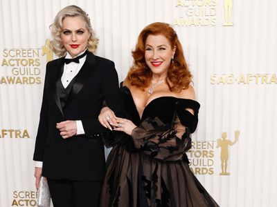 People love the Parent Trap reunion at the SAG awards red carpet