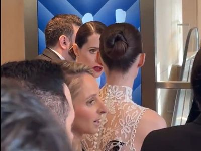 Bill Murray, Claire Foy and Rooney Mara among stars awkwardly stranded outside SAG Awards