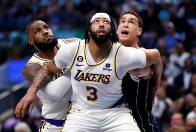 Lakers rally to top Mavericks, Bucks edge Suns for 14th straight win