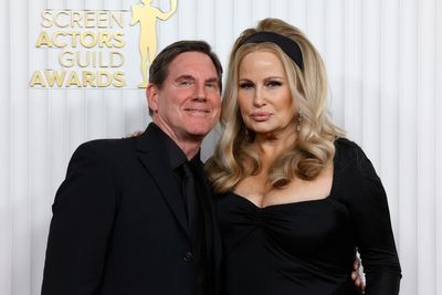 Jennifer Coolidge leaves her ‘date’ red-faced with SAG awards speech: ‘I can’t wait until we get home’