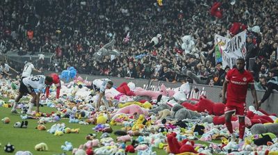 Besiktas Fans Throw Toys on Field for Children Affected by Earthquake
