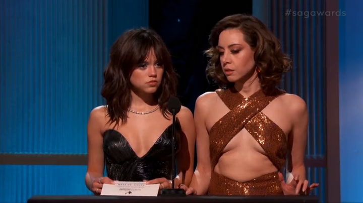 Annoyed' Aubrey Plaza mouths angry phrase during White Lotus SAGs speech