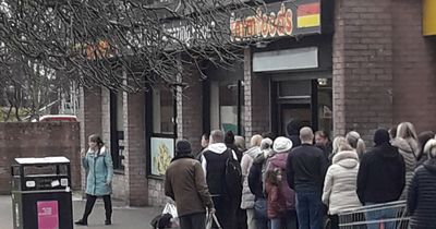 Huge queue as Glasgow shoppers fill trollies with half price food in Farmfoods closing down sale