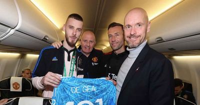 Erik ten Hag makes presentation to David de Gea on plane back from Carabao Cup final