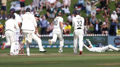 New Zealand beats England by 1 run in Wellington to become fourth side in Test history to win after following-on