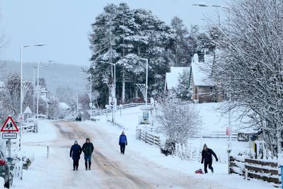 UK weather: Temperature set to drop ahead of snow warning