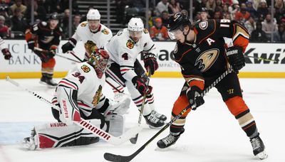 Blackhawks struggle with chemistry in streak-snapping loss to Ducks