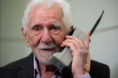 Father of cellphone sees dark side but also hope in new tech