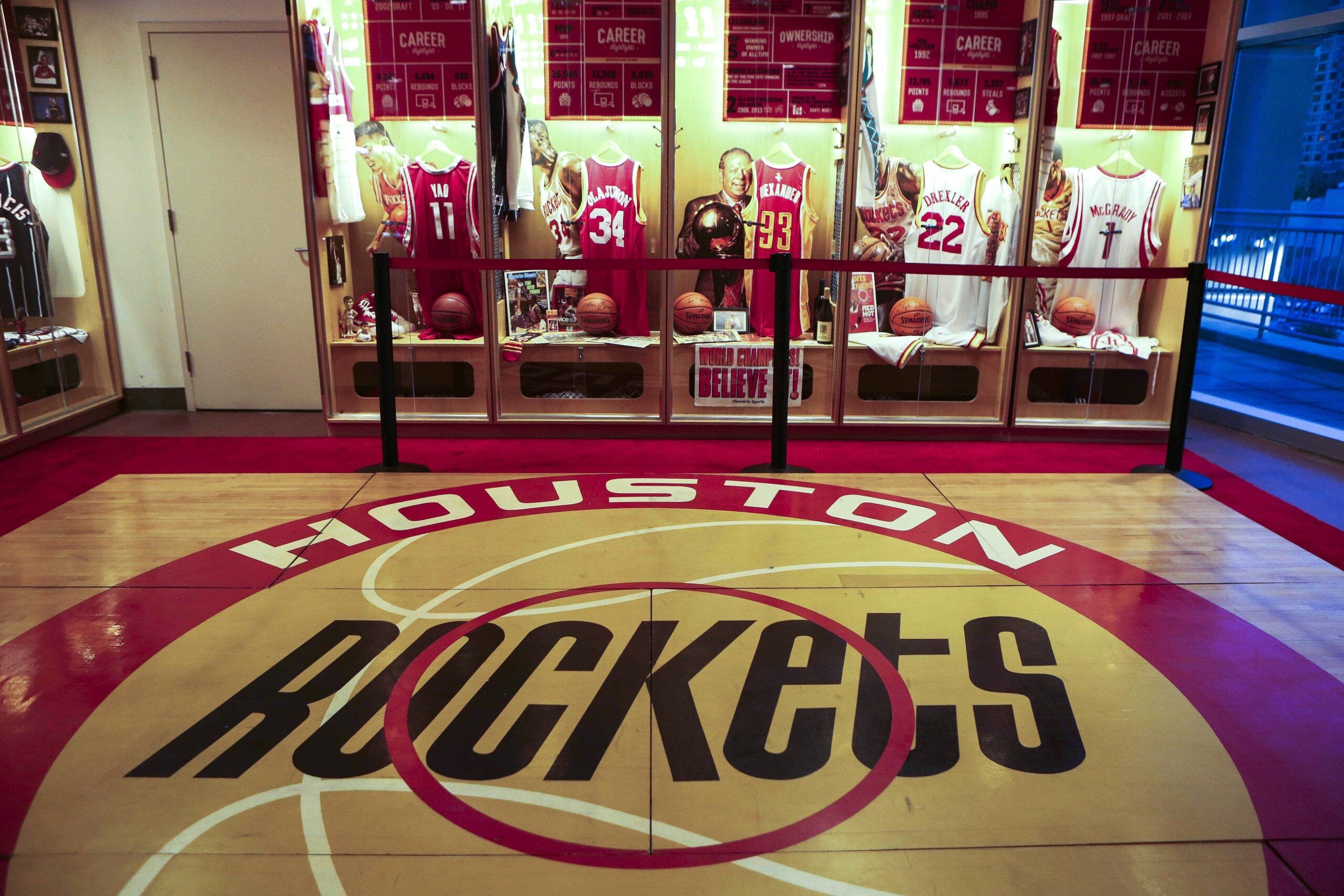 Jalen Green inherits Eric Gordon’s corner locker for…