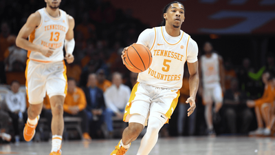 Tennessee’s Zakai Zeigler Suffers Leg Injury in Game vs. Arkansas