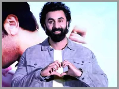 Ranbir Kapoor receives a framed picture of Alia Bhatt and his first picture with daughter Raha from a fan – WATCH video