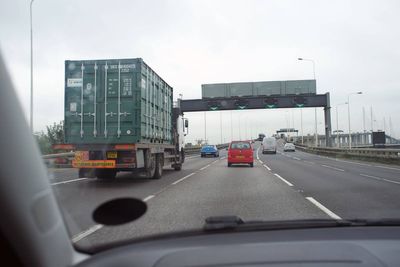 More than a third of drivers nervous when overtaking lorries – survey