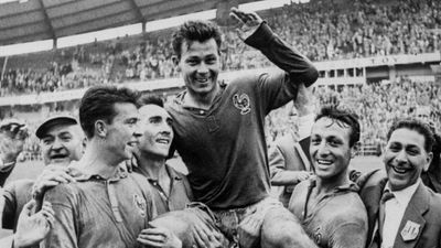 Just Fontaine, France's 1958 World Cup hero, dies aged 89