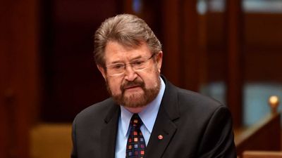Derryn Hinch urges supporters to 'maintain the rage' as he calls time on political party