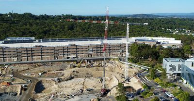 Watch this massive 72 metre tower crane built in time lapse at John Hunter Hospital