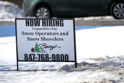 Applications for jobless claims fall for 3rd straight week