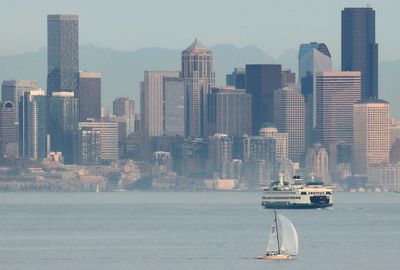 Bobby Wagner changes his Twitter header to photo of Seattle skyline