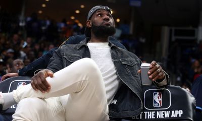 LeBron James has right foot tendon injury, will be out at least three weeks