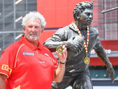 Beetson's legacy recognised by Dolphins, Roosters