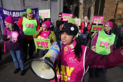 Fresh pay offer tabled in bid to halt teacher strikes in Scotland