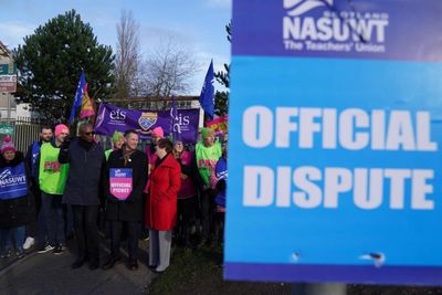 Teaching union criticises 'paltry' pay offer as EIS urges members to back deal