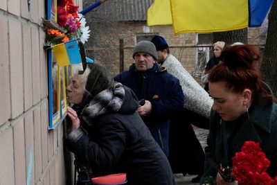 Ukraine: Mourners commemorate 8 men killed in Bucha
