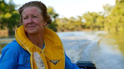 Darling River's back-to-back floods a hindrance and opportunity for outback farmers