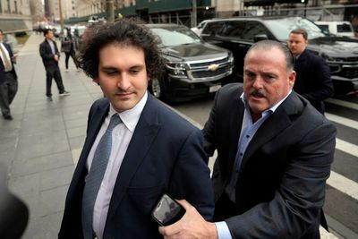 Bankman-Fried might use flip phone under stricter bail plan