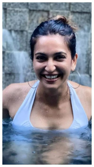 10 Times Kriti Kharbanda Oozed Hotness In Swimwear Look