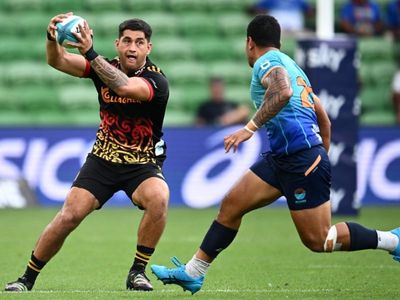 Six-try half sets up Chiefs' Super Round win