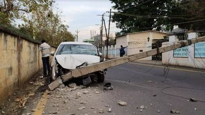 Car rams into electricity poles in Tamil Nadu's Trichy city
