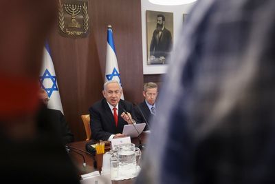 Israeli ministers OK bill to let Netanyahu keep legal aid