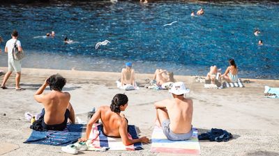 Heatwave scorches Sydney with hottest day in two years, city's west hits 40.1 degrees