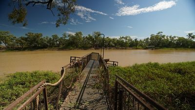 Pride of the Murray paddle wheeler sinks in Longreach just weeks from peak tourist season