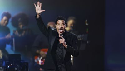 Lionel Richie bringing tour to Chicago; special guests Earth, Wind & Fire