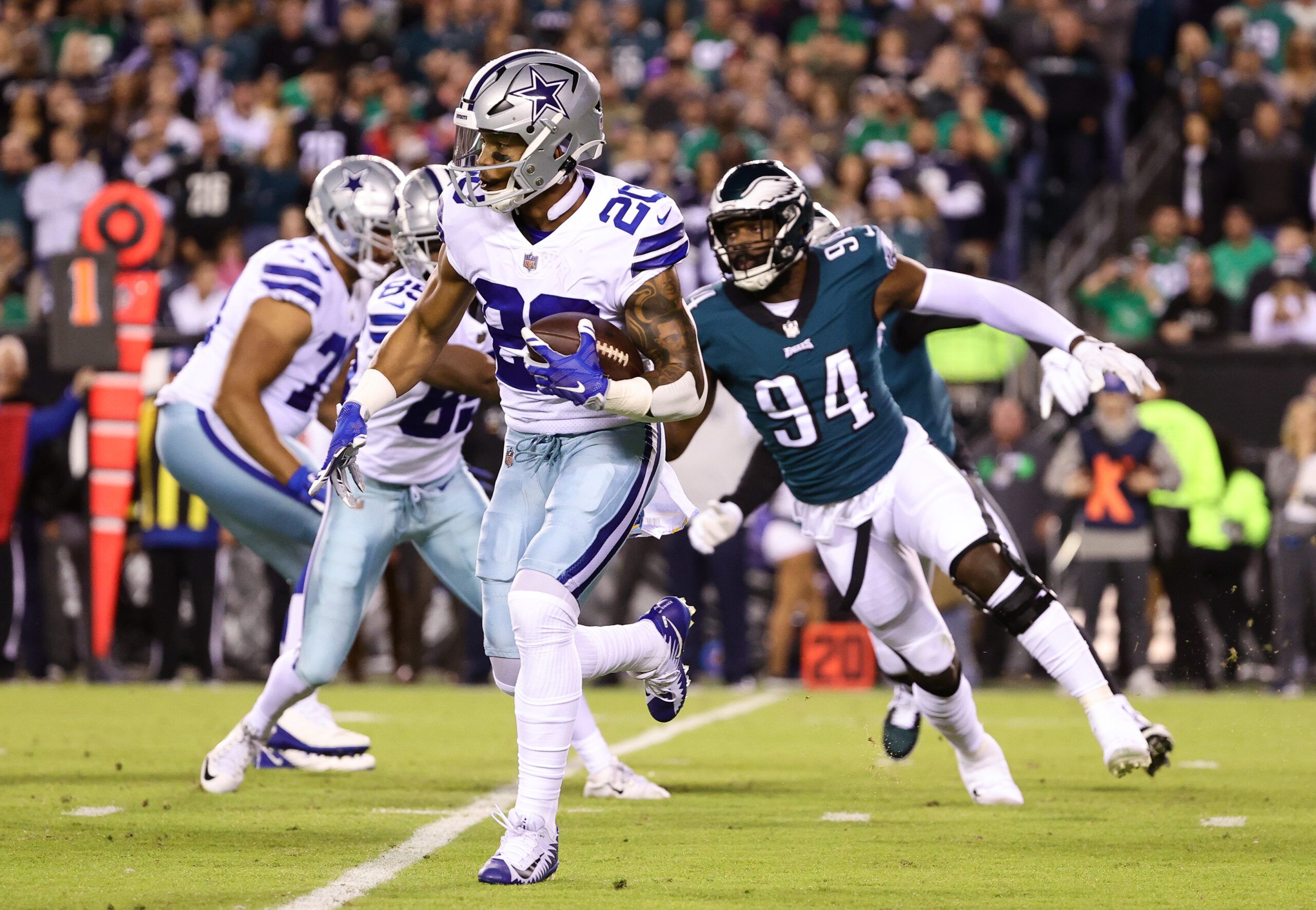 How the Cowboys placing franchise tag on RB Tony…