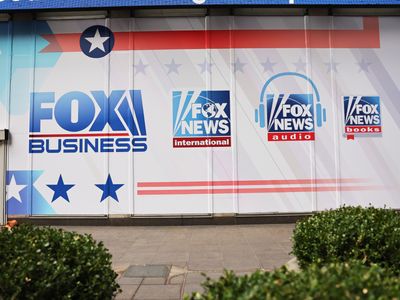 Q: Who's unsurprised by shocking Fox News revelations? A: Ex-Fox journalists