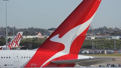 Qantas complaints soar, as the ACCC calls on airlines to cut domestic airfares