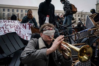 French strikers maintain pressure to reject pension plan