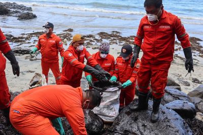 Dozens sick after Philippine oil spill