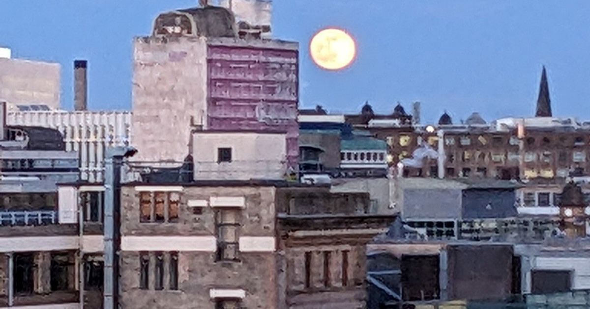 Glasgow full moon stuns locals as breathtaking…