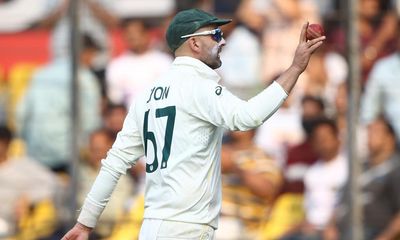Australia break with tradition by trusting spinners against India
