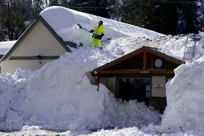 Volunteers in mountain towns dig out snow-stuck Californians