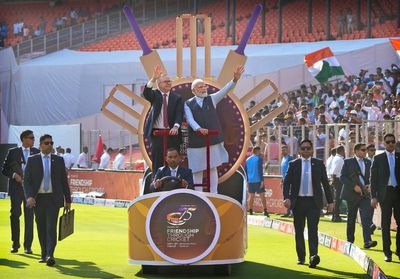 Australian PM kicks off India visit with cricket event