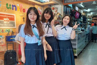 Authorities relent on tourists' school uniform craze