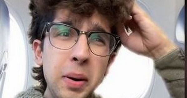 'Selfish' plane passenger slammed for buying whole row then cancelling tickets